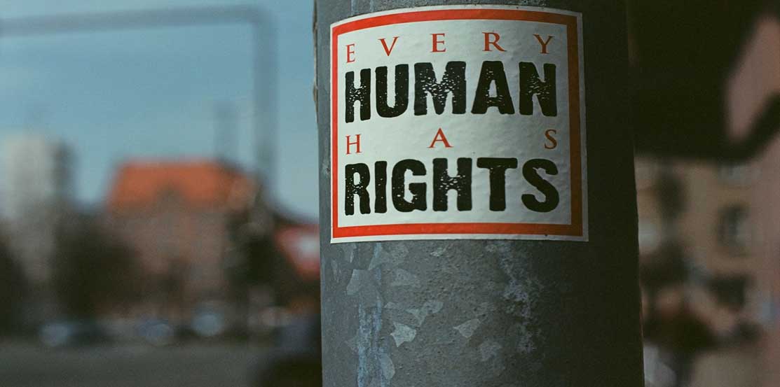 photo d'un collage avec écrit every human has rights